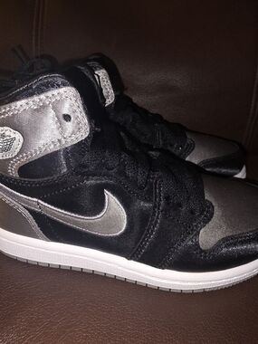KIDS Nike JORDAN 1 RETRO HIGH OG 12c Black and Silver High-Top Sneakers